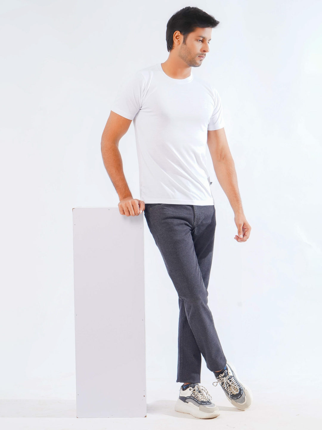 White Plain Half Sleeves Men’s Round Neck T-Shirt (TEE-196)